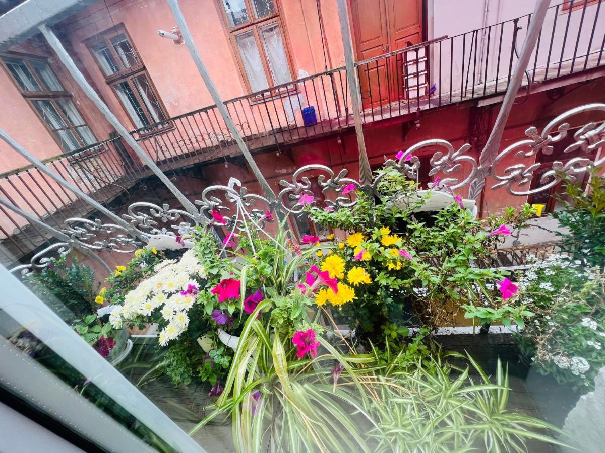 Apartment In The City Center Mini Ивано-Франковск Экстерьер фото